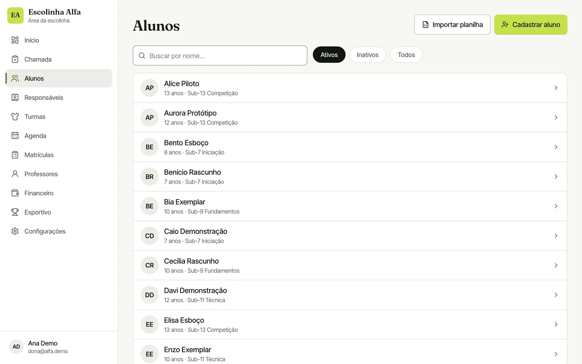 Lista de alunos com idade e turma, busca por nome e botões para importar planilha e cadastrar aluno.