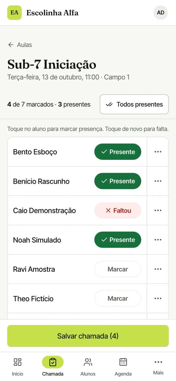 Chamada no celular da turma Sub-7: alunos marcados como presentes e uma falta, com o botão Salvar chamada.